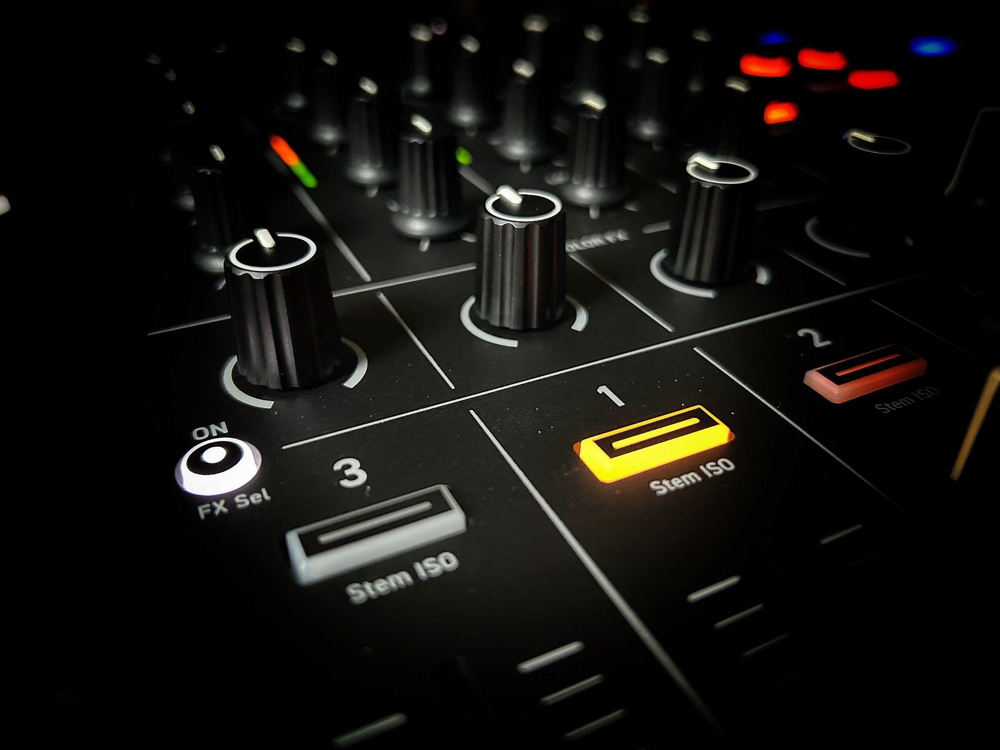 Detalle de los faders y controles iluminados de la DDJ-GRV6