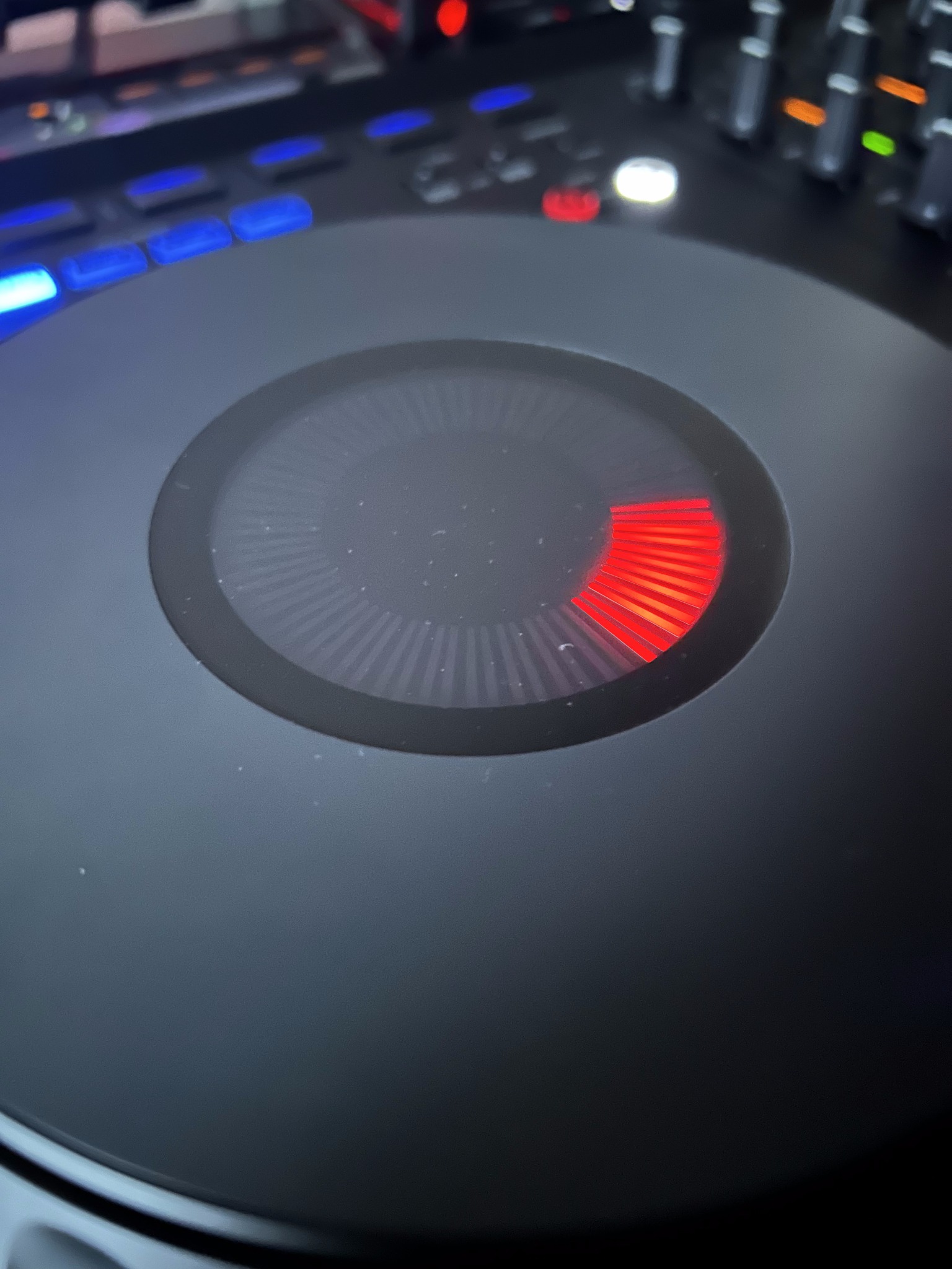 Detalle iluminado del jog de la Pioneer DJ DDJ-GRV6